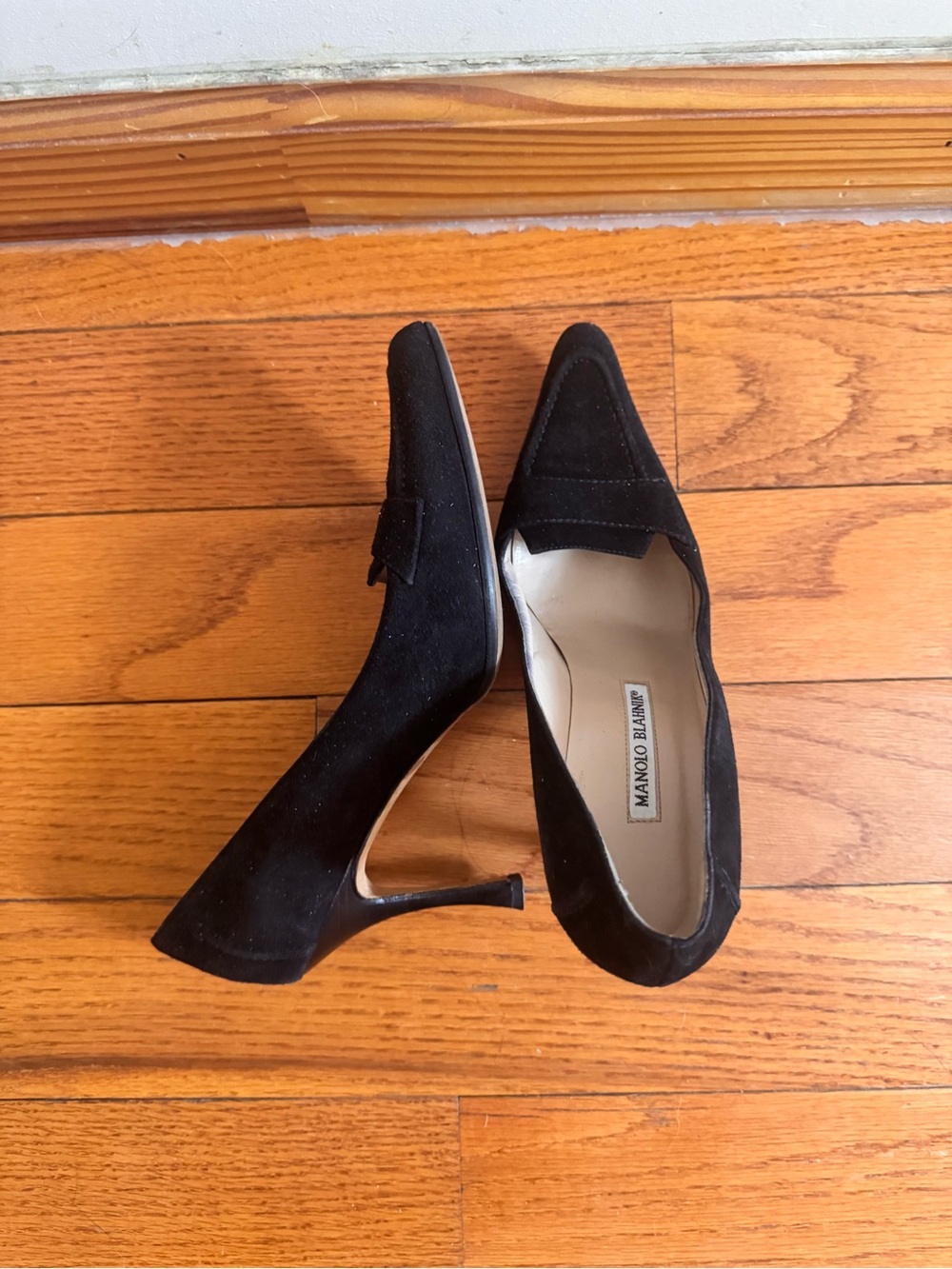 Manolo Blahnik Black Suede Kitten Heel Loafers - Pointed Toe EU 37